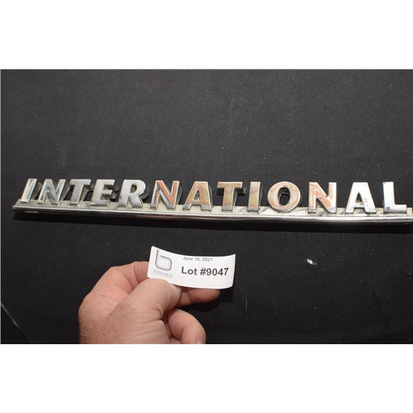 ANTIQUE SCRIPT EMBLEM LOT ---  INTERNATIONAL