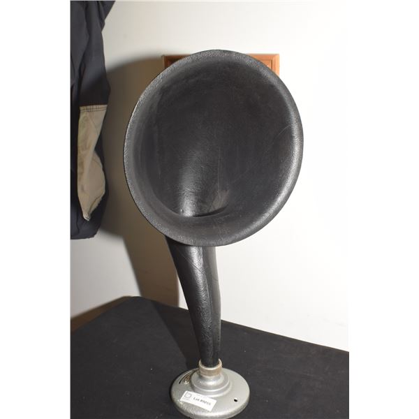 COMPOSITION ANTIQUE RADIOLA RADIO SPEAKER