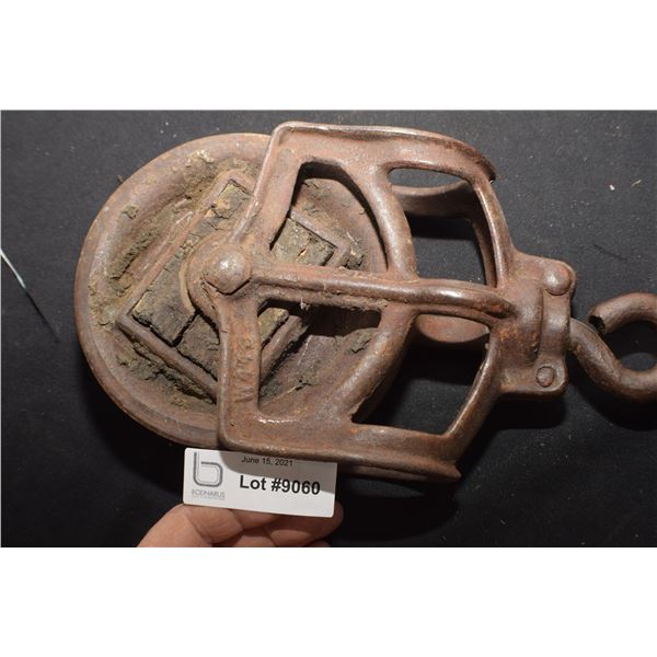 ANTIQUE PULLEY WITH WOODEN BEARING/RACE