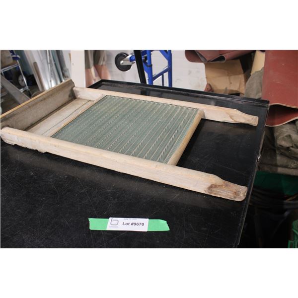 Wooden Vintage Wash Board (cracked)