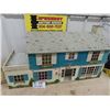 Image 2 : Vintage Metal Doll House w Lots of Furniture 18" H x 34" w X 12" D