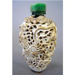 EARLY CHINESE PORCELAIN SNUFF BOTTLE with 