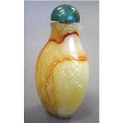 A CHALCEDONY SNUFF BOTTLE with carved flow