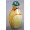 Image 1 : A CHALCEDONY SNUFF BOTTLE with carved flow