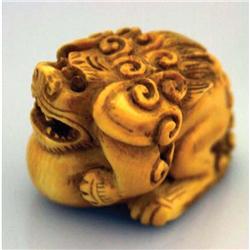 NETSUKE DRAGON W/BALL length: 1 1/2"