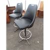 Image 2 : 3 Upholstered Swivel Bar Stools