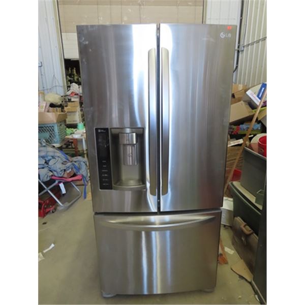 LG Side x Side Stainless Fridge w Eater & Ice Maker 70" x 33" x 31"
