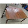 Image 2 : Oak Dining Room Table 42" x 53" Plus 10.5" Leaf