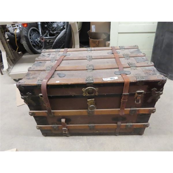 Trunk 21" x 22" x 33"