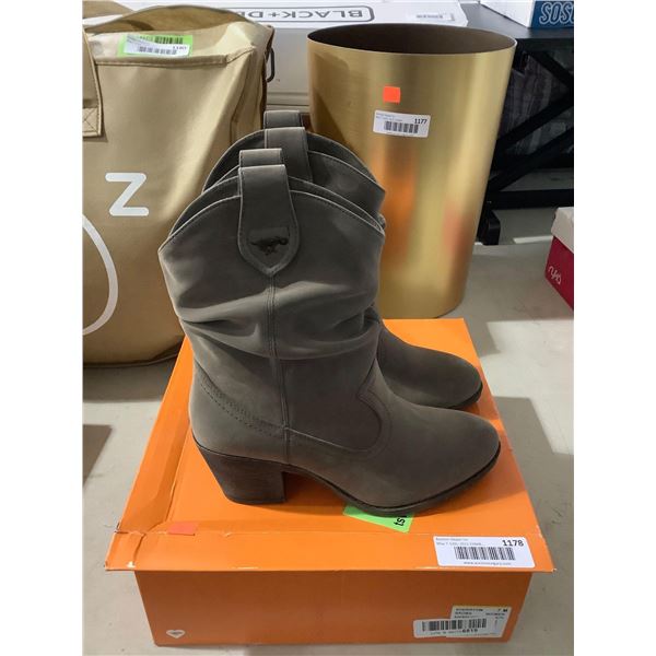 Rocket Dog Womens Size 7 Boots