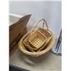 Image 2 : AMERICAN STANDARD SINK, WICKER BASKETS, SPINNING HANGER STAND