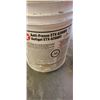 Image 2 : 5-gallon bucket of antifreeze