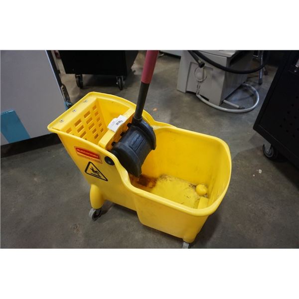 RUBBERMAID MOP BUCKET WITH BUILT IN WRINGER