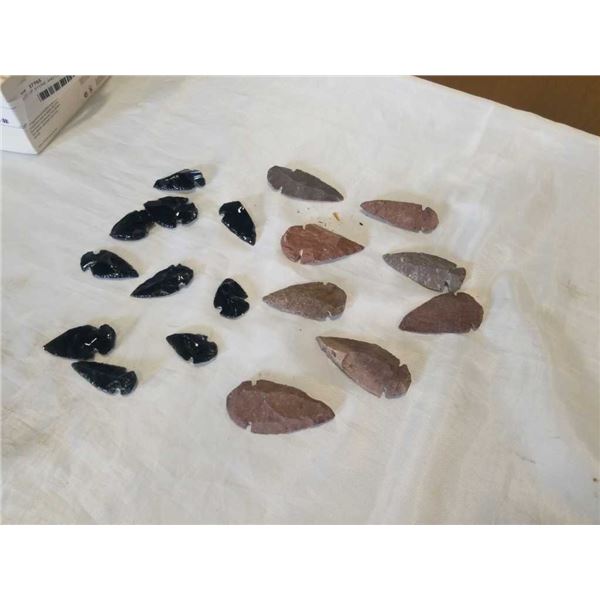 LOT OF STONE AND OBSIDIAN ARROW HEADS