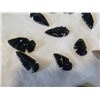 Image 2 : LOT OF STONE AND OBSIDIAN ARROW HEADS