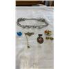 Image 2 : 4 TRAYS OF JEWELLERY