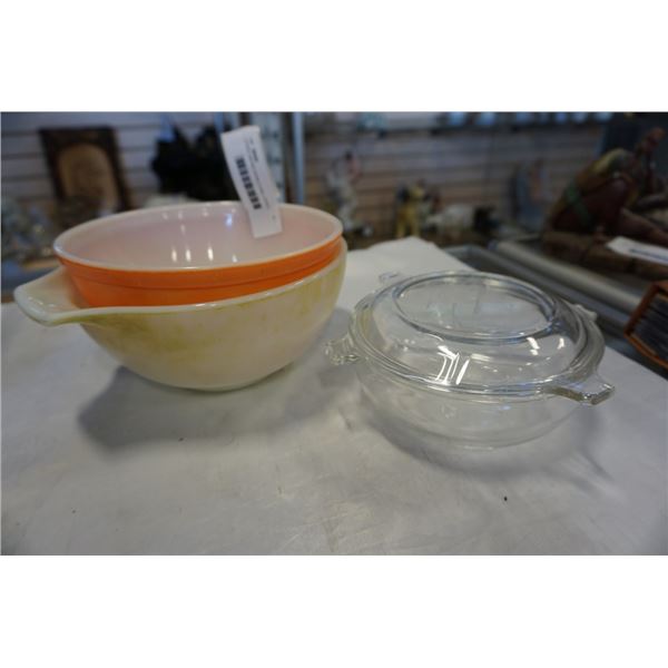 2 PYREX MIXING BOWLS AND LIDDED PYREX BOWL