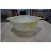 Image 3 : 2 PYREX MIXING BOWLS AND LIDDED PYREX BOWL