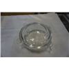 Image 8 : 2 PYREX MIXING BOWLS AND LIDDED PYREX BOWL