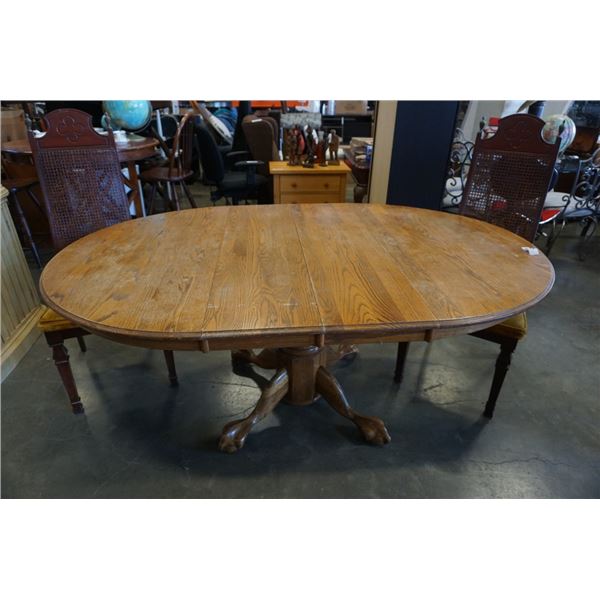 ROUND OAK DINING TABLE, 2 LEAFS AND 2 CHAIRS