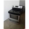 Image 1 : KENMORE BLACK AND GREY STOVE - TESTED AND WORKING