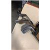 Image 2 : 1920-1928 GOLF CLUBS AND 1930's GOLF BAG