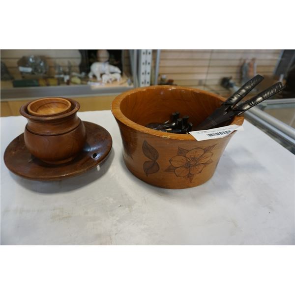 LOT OF WOOD BOWLS, ELEPHANTS, SALAD UTENSILS