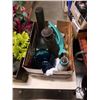 Image 2 : 2 boxes of artificial flowers and collectibles
