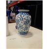 Image 3 : 2 cobalt blue vases and eastern jar