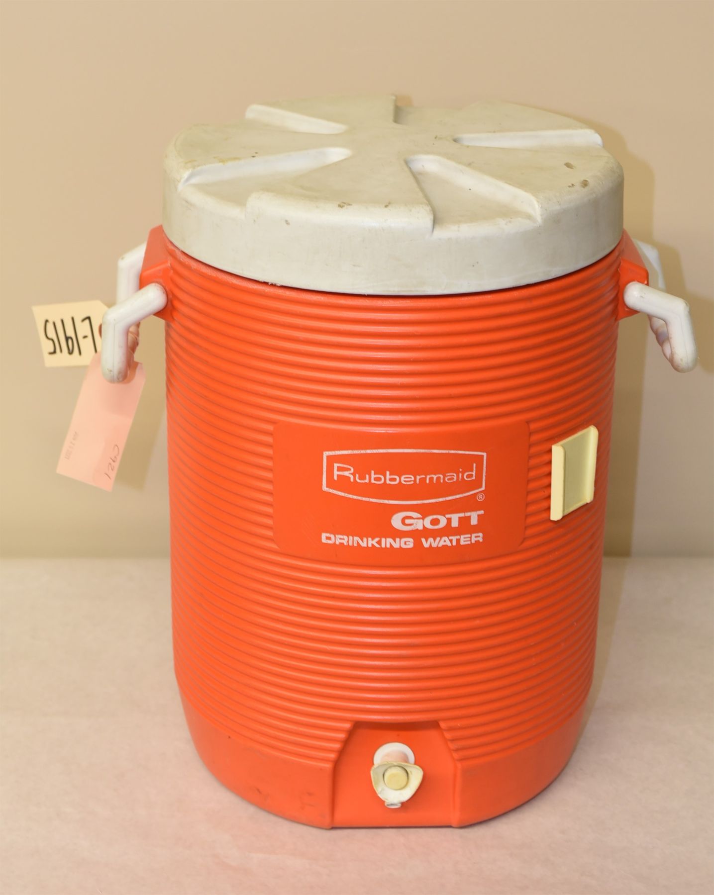 Rubbermaid Gott 2 Gallon Drinking Water Container