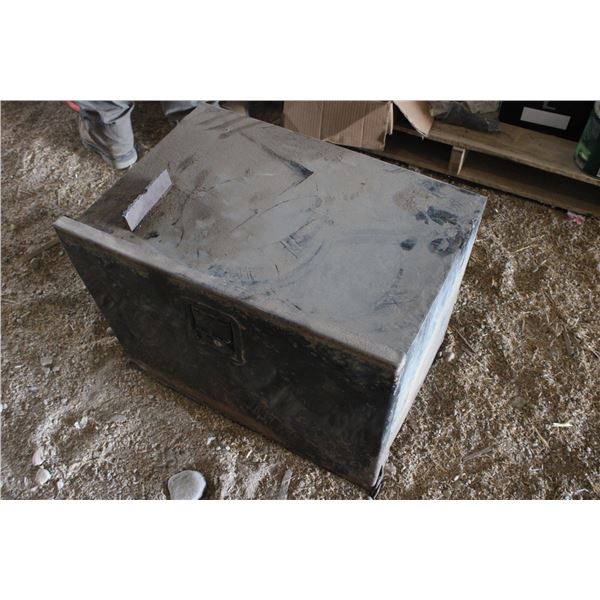 Metal Tool Box 20" x 25" x 17"
