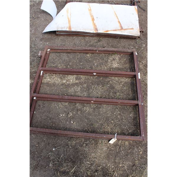 (2 X THE MONEY) 3' Metal Panel Gates