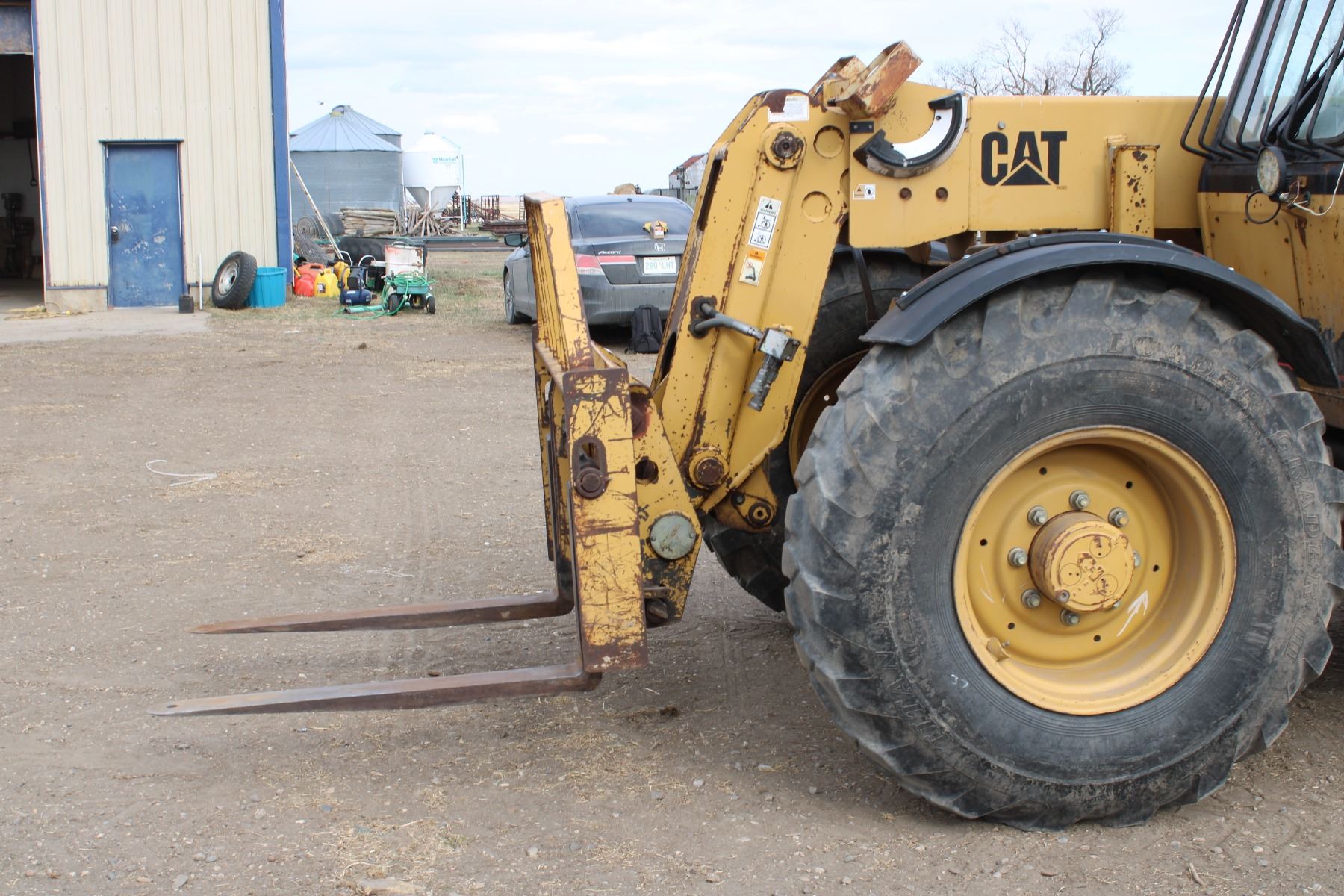 Cat Telehandler 10705 hours, 2 new fender, 1 new tire, TH62