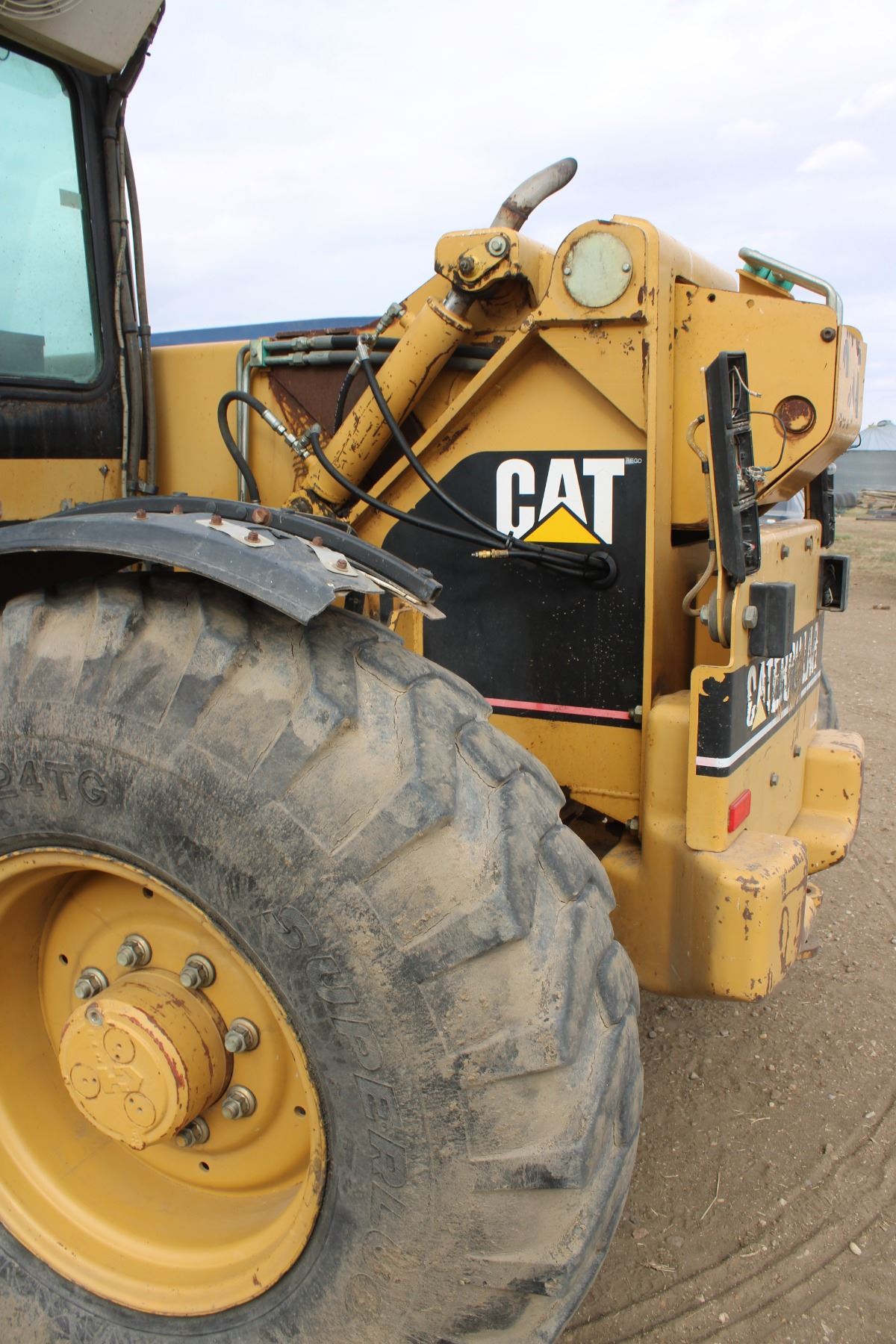 Cat Telehandler 10705 hours, 2 new fender, 1 new tire, TH62