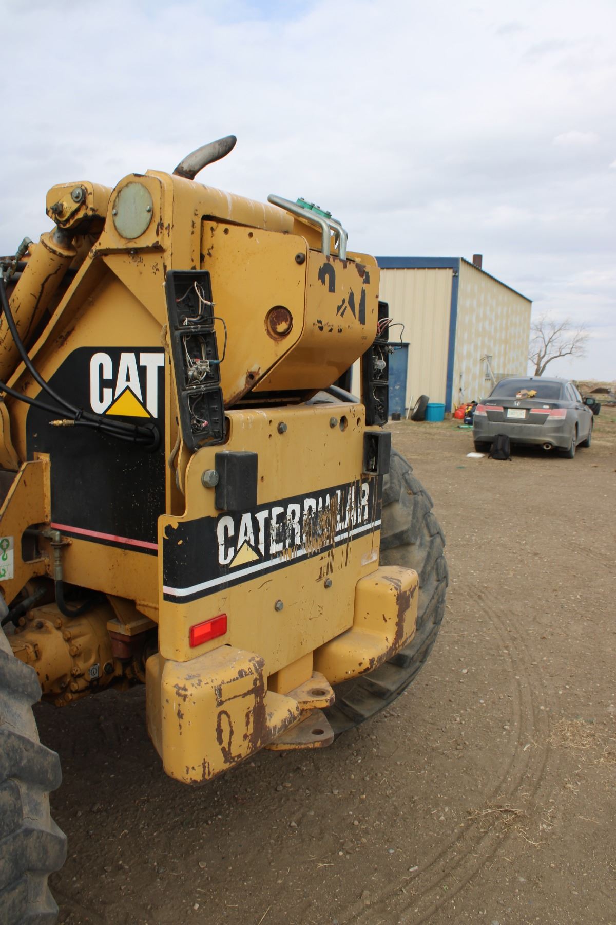 Cat Telehandler 10705 hours, 2 new fender, 1 new tire, TH62