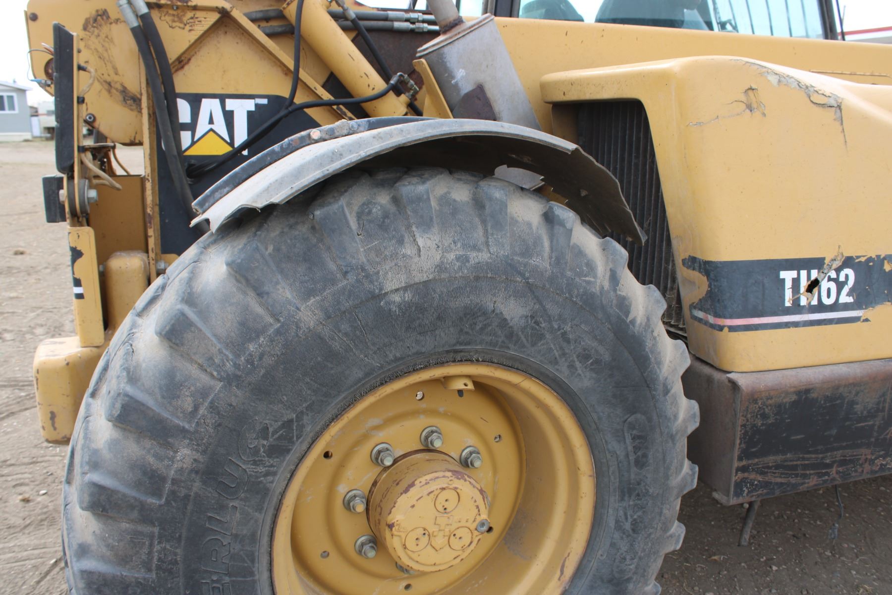 Cat Telehandler 10705 hours, 2 new fender, 1 new tire, TH62