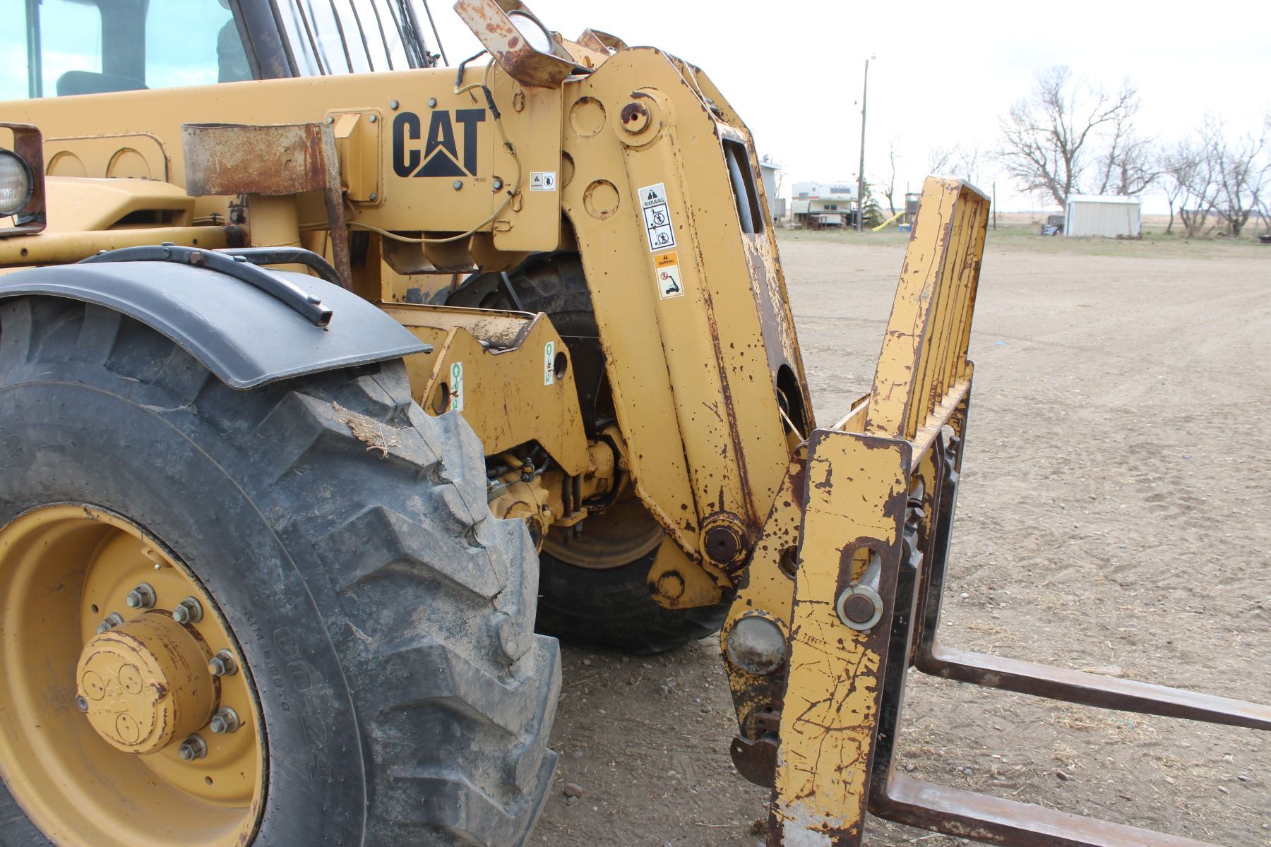 Cat Telehandler 10705 hours, 2 new fender, 1 new tire, TH62