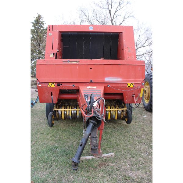 New Holland 688 Round Baler
