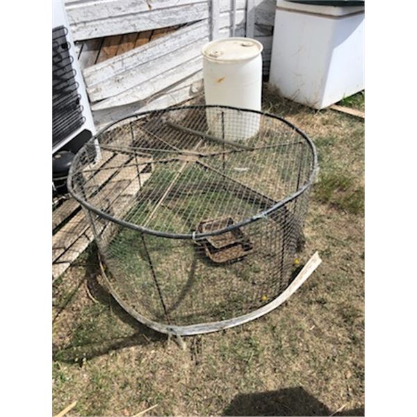 Steel Mesh Outdoor Cat Feeder