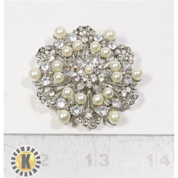 VINTAGE RHINESTONE AND PEARL BROOCH