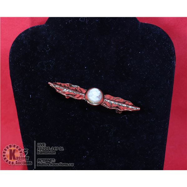 ANTIQUE CAMEO ON FEATHERS BROOCH GOLD TONE