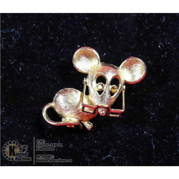 A GOLD TONE MOUSE WITH AUSTRALIAN CHAMPAIGN