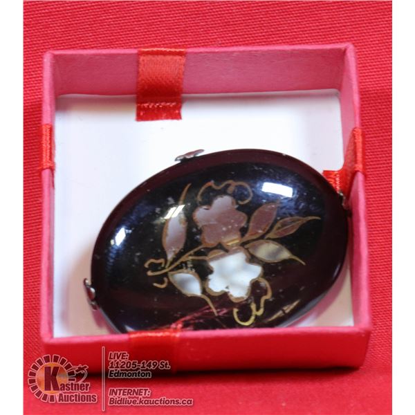 ANTIQUE PRE-VICTORIAN GLASS WITH FLOWERS BROOCH