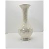 Image 1 : 27)  VINTAGE IRRIDESCENT PEARL WHITE BUD VASE