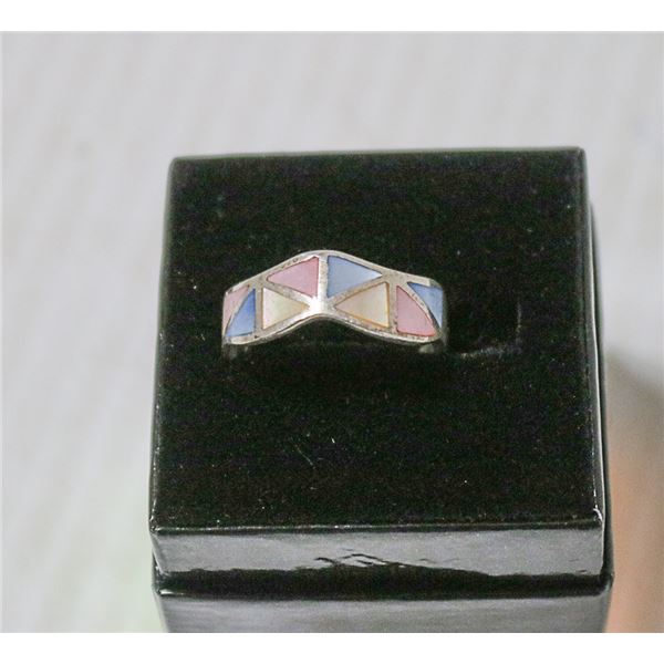 VINTAGE .925 SILVER & MULTI COLOUR INLAY RING SZ 8