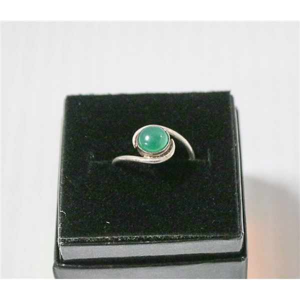 VINTAGE .925 SILVER TWIST RING SET WITH GREEN
