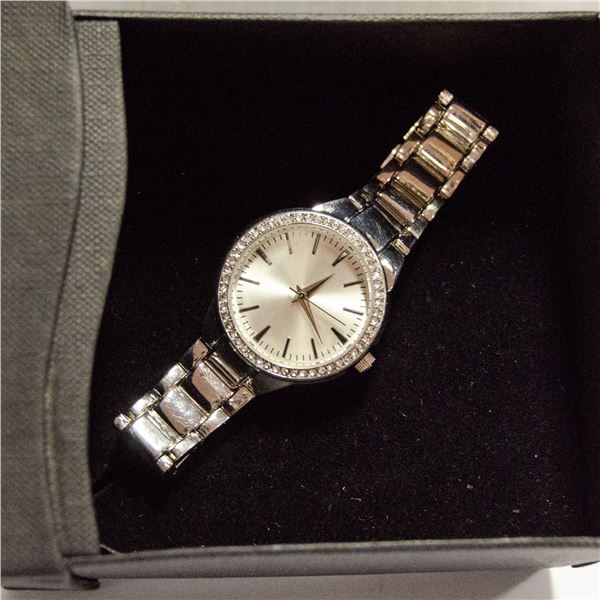 LADIES SILVER TONE WATCH WITH CRYSTAL BEZEL.