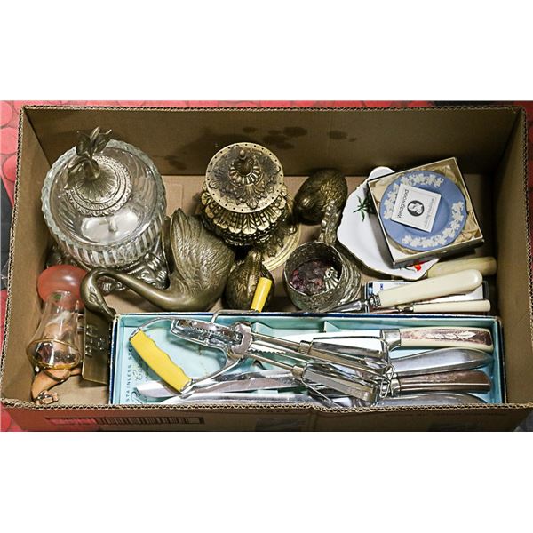 BOX W/ VINTAGE ITEMS INCL. HAND-HELD HAND