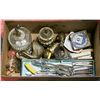 Image 1 : BOX W/ VINTAGE ITEMS INCL. HAND-HELD HAND