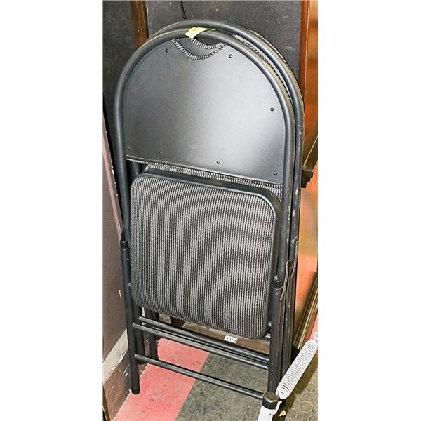 2 FOLDING CHAIRS